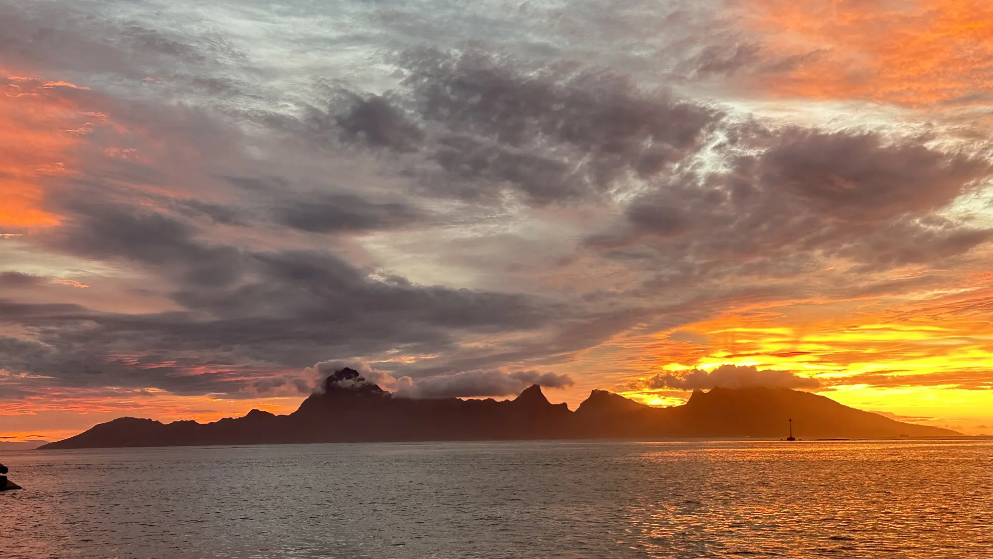 Coucher de soleil sur les îles de la Société