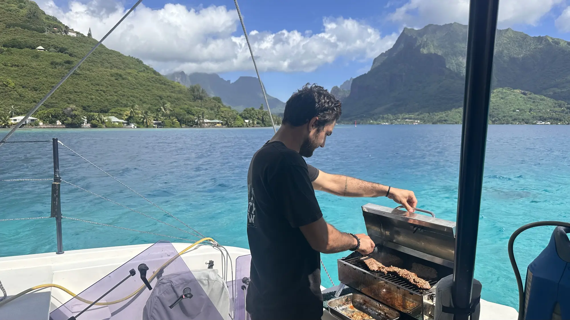 Charlie prépare un barbecue face au lagon