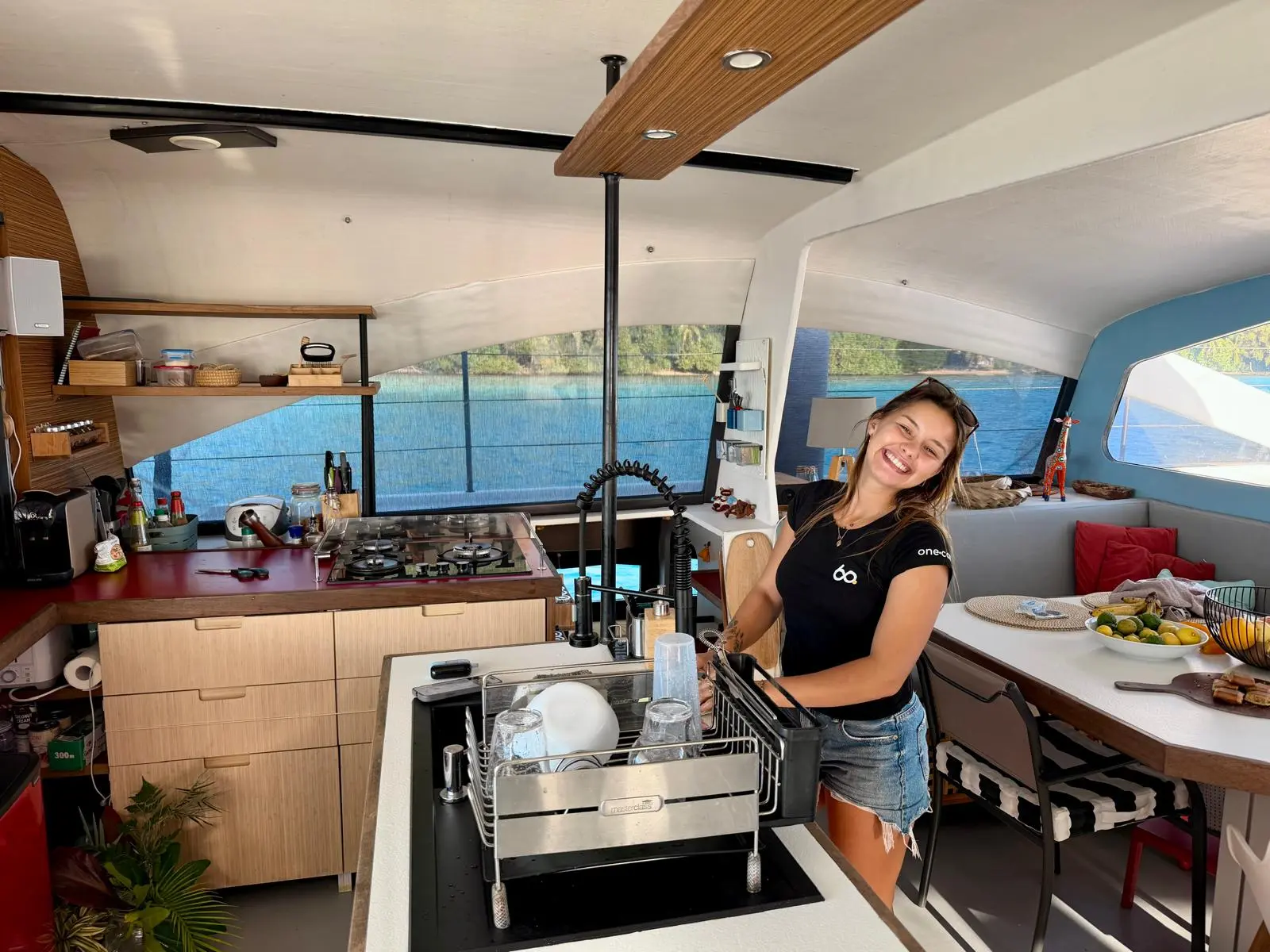 Morgane dans la cuisine du catamaran