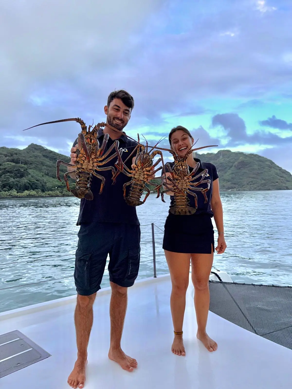 Morgane et Charlie avec des langoustes polynésiennes
