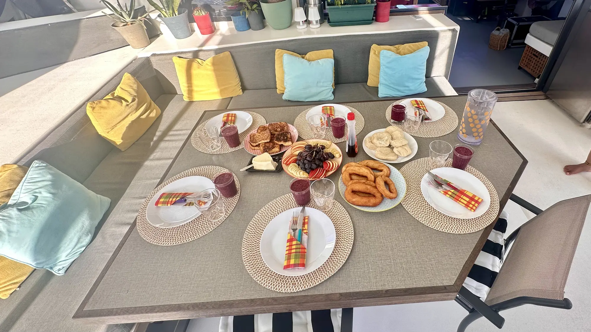 Petit-déjeuner complet dressé à bord de One Cat