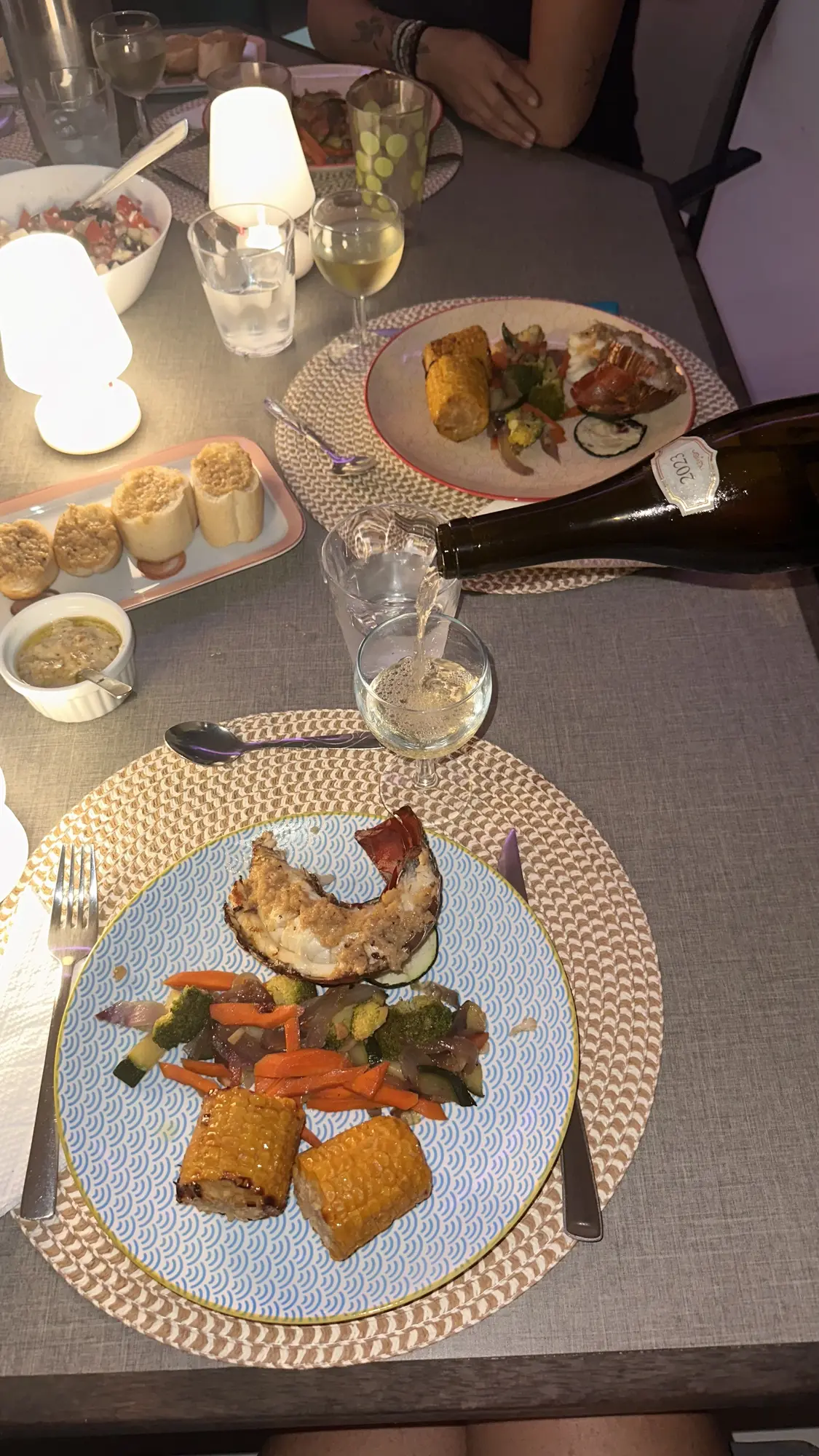 Dîner de langouste servi à bord