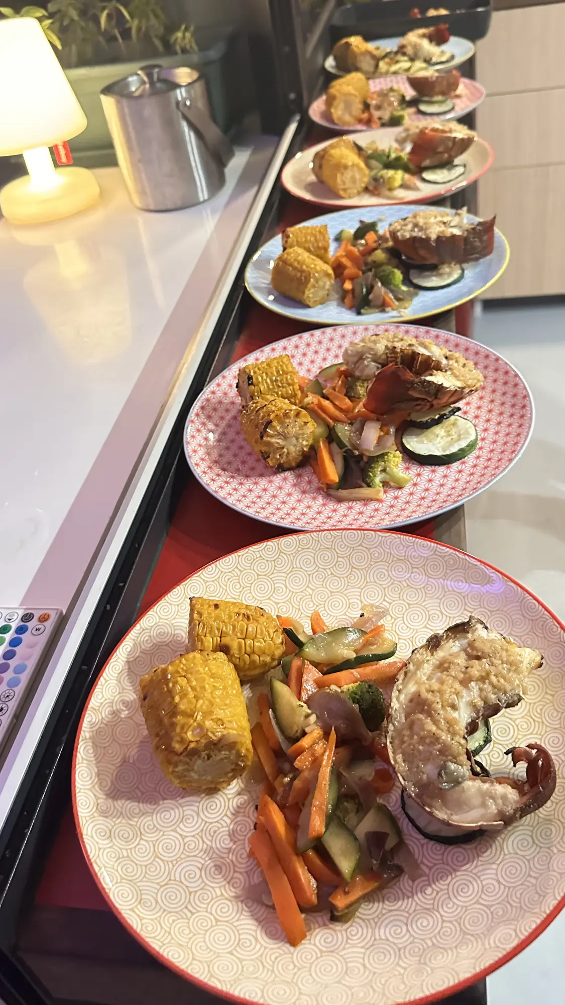 Assiettes de langouste et légumes préparées pour les passagers