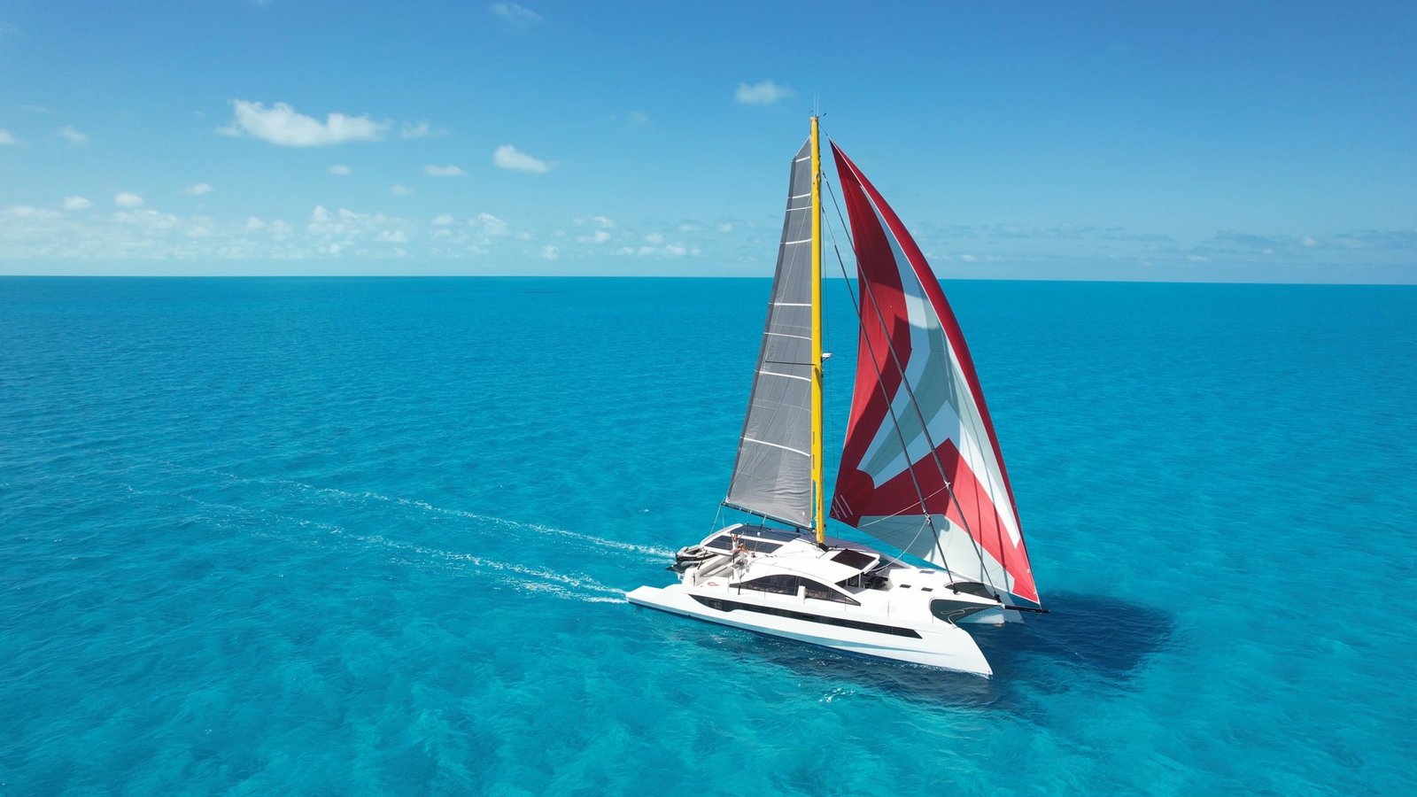 Vue aérienne de One Cat sous voile